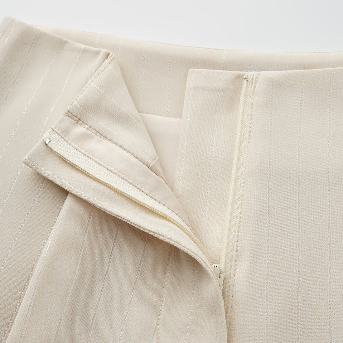 "Speak Sleek." 銀織工藝直條西裝短褲—Drifted Light自由掠影