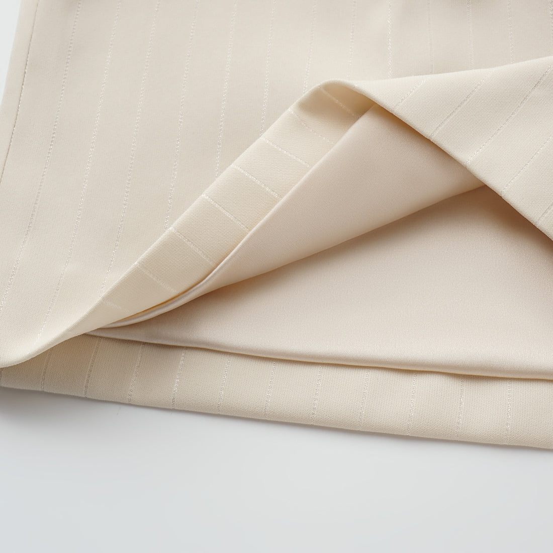 "Speak Sleek." 銀織工藝直條西裝短褲—Drifted Light自由掠影