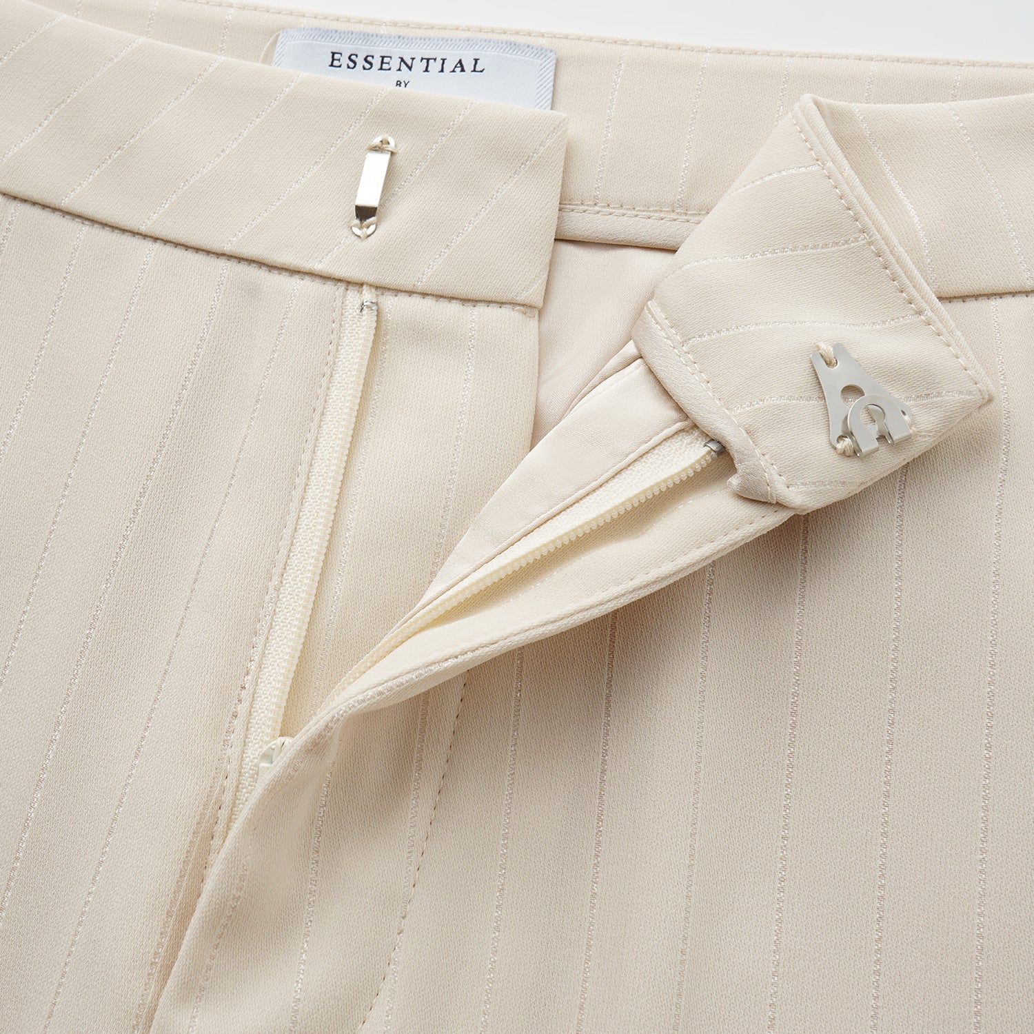 "Speak Sleek." 銀織工藝直條西裝喇叭褲—Drifted Light自由掠影