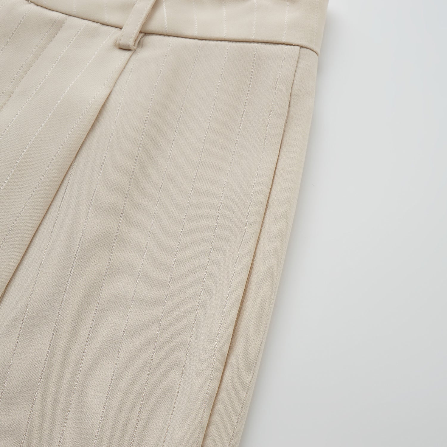 "Speak Sleek." 銀織工藝直條西裝長褲—Drifted Light自由掠影