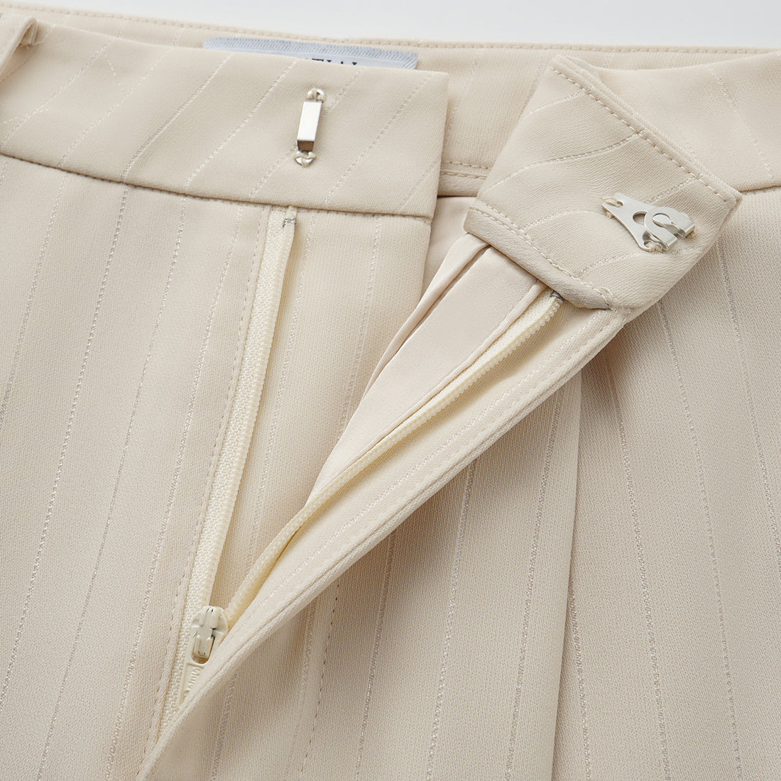 "Speak Sleek." 銀織工藝直條西裝長褲—Drifted Light自由掠影