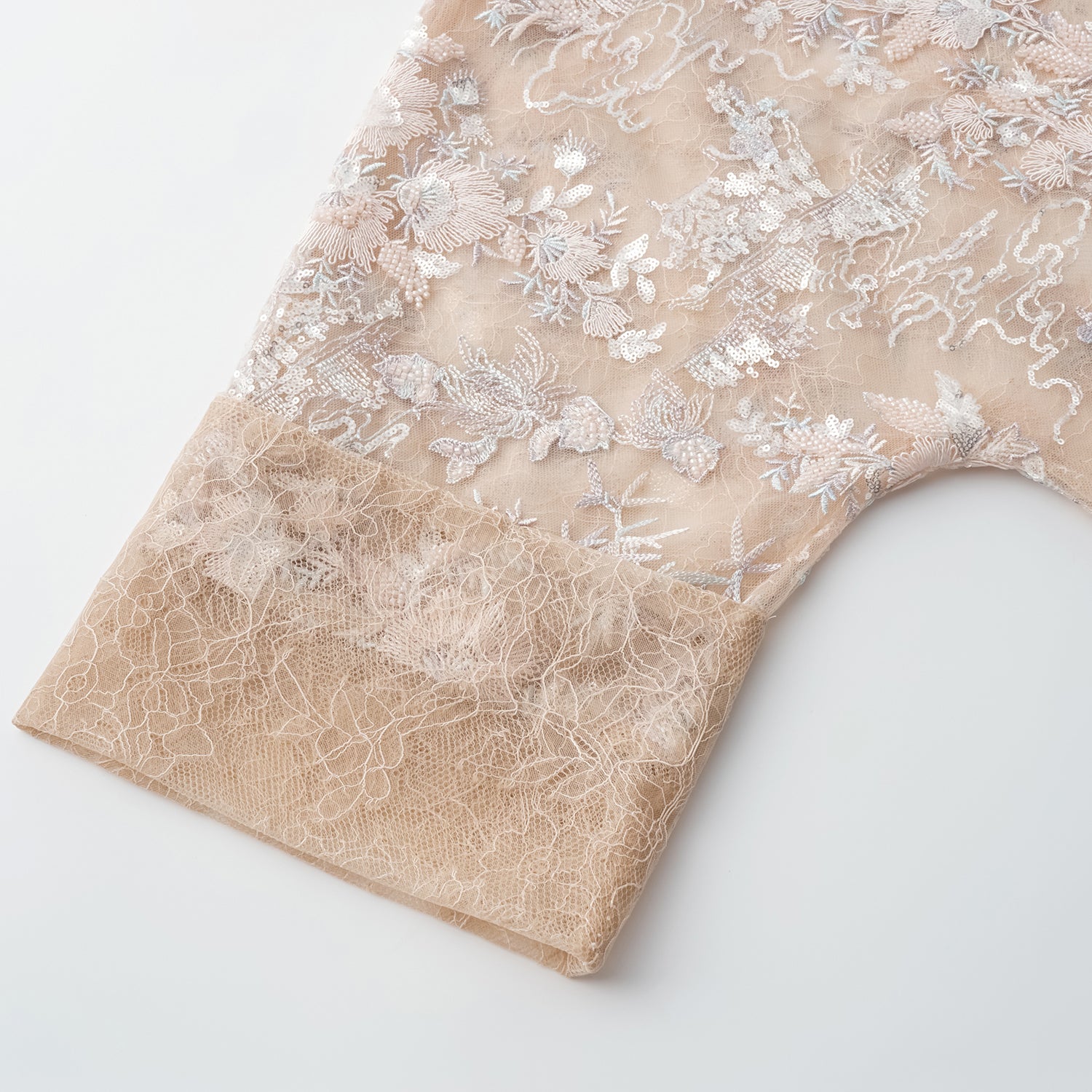 "Imperial Garden Teatime"點景白描奢華珠繡蕾絲輕國風Oversized罩衫—Petal Silhouette花間影