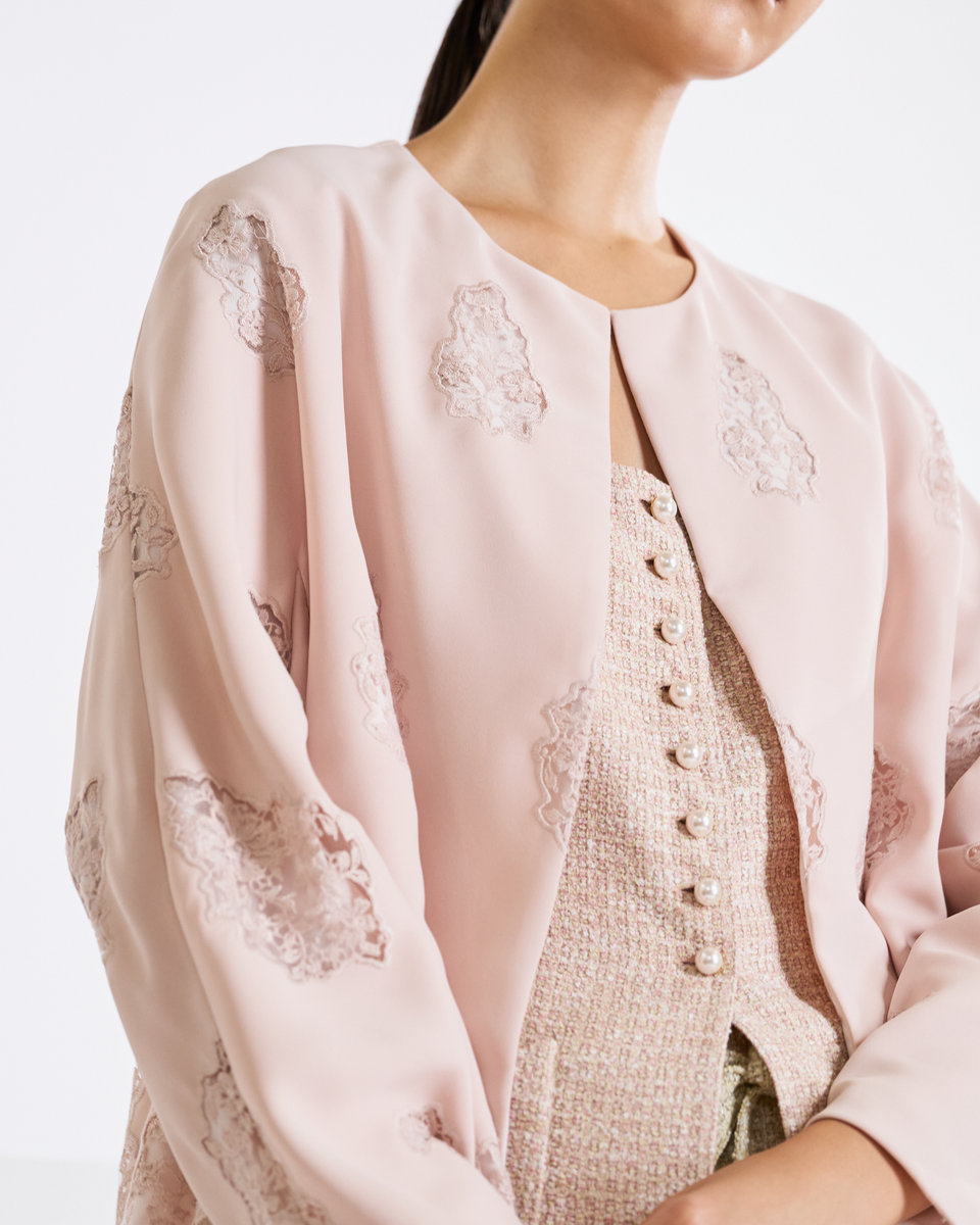 “法國織花工藝 • Petal Blush 花瓣柔粉”蕾絲 Oversized 披肩外套 1