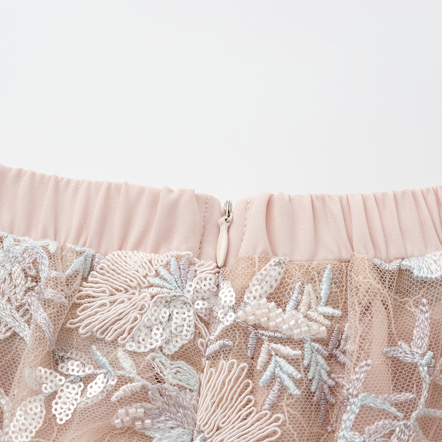 "Imperial Garden Teatime"點景白描奢華珠繡輕國風蕾絲長褲—Petal Silhouette花間影