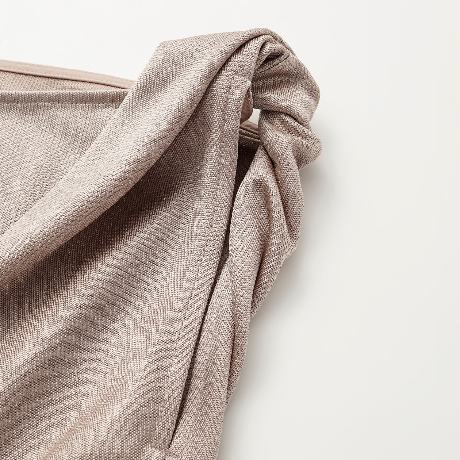 “Easy Go Chic” 醋酸針織面料特殊剪裁斜肩上衣 — 咖啡