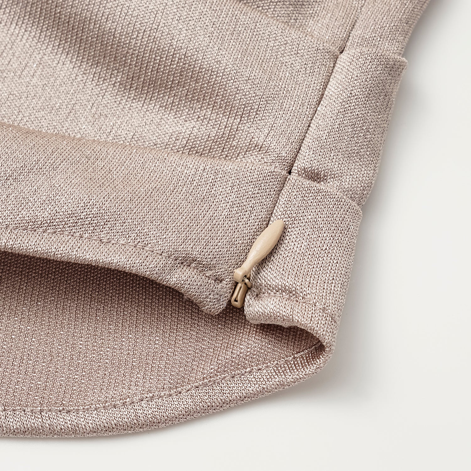 “Easy Go Chic” 醋酸針織面料特殊剪裁斜肩上衣 — 咖啡