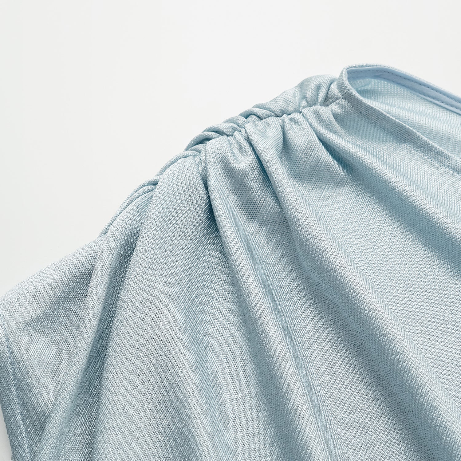 “Easy Go Chic” 醋酸針織面料特殊剪裁斜肩上衣 — 淺藍