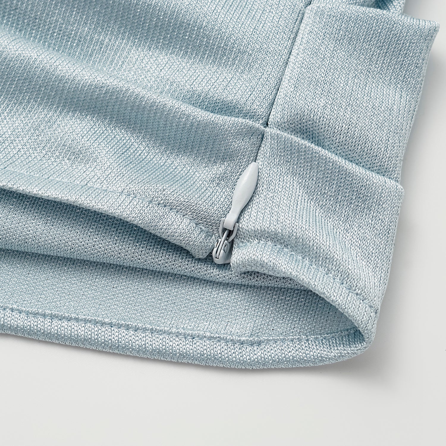 “Easy Go Chic” 醋酸針織面料特殊剪裁斜肩上衣 — 淺藍