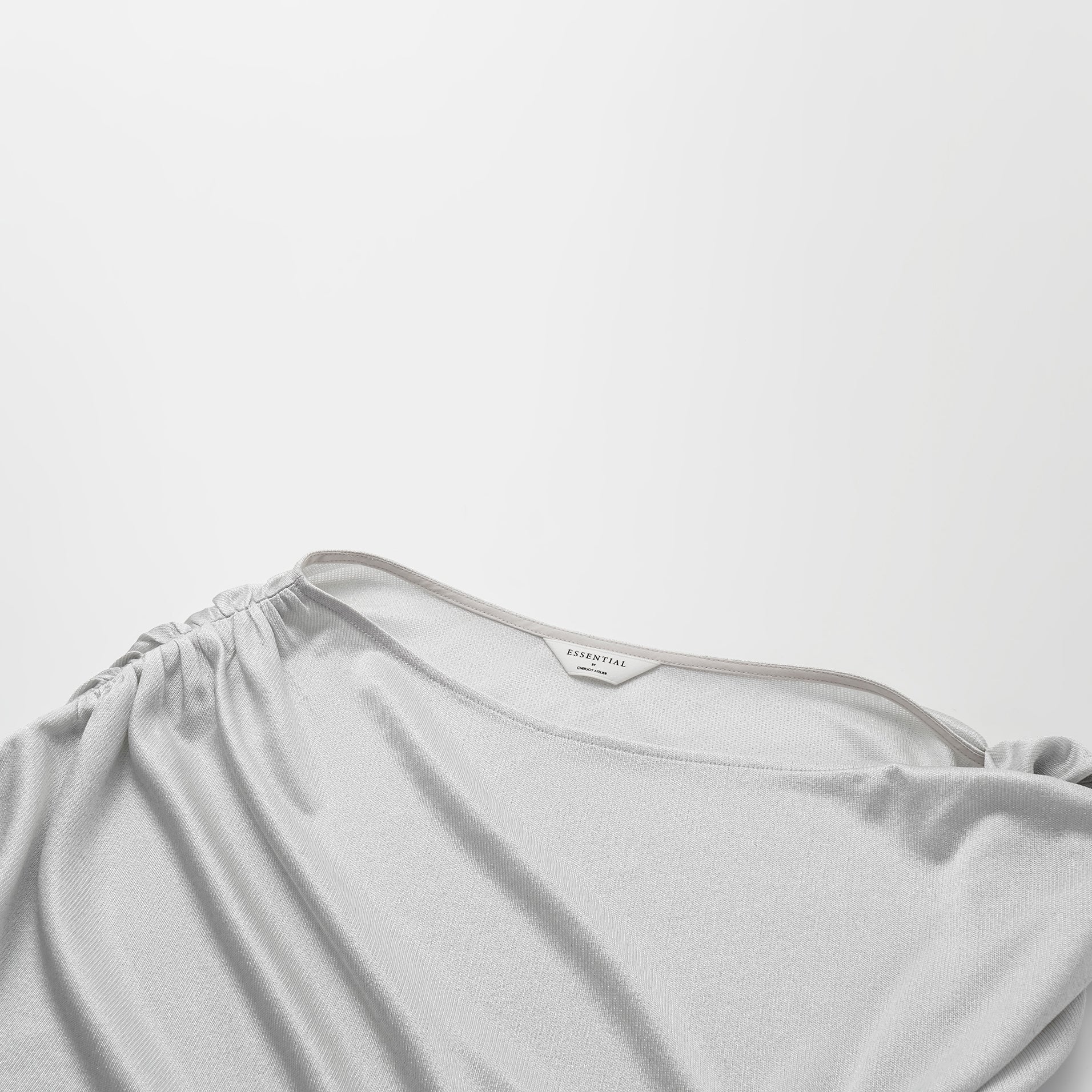 “Easy Go Chic” 醋酸針織面料特殊剪裁斜肩上衣 — 銀白