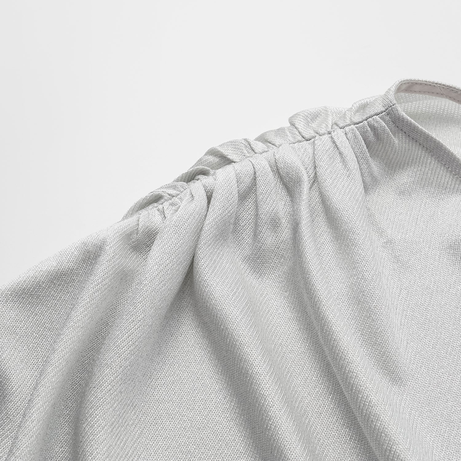 “Easy Go Chic” 醋酸針織面料特殊剪裁斜肩上衣 — 銀白