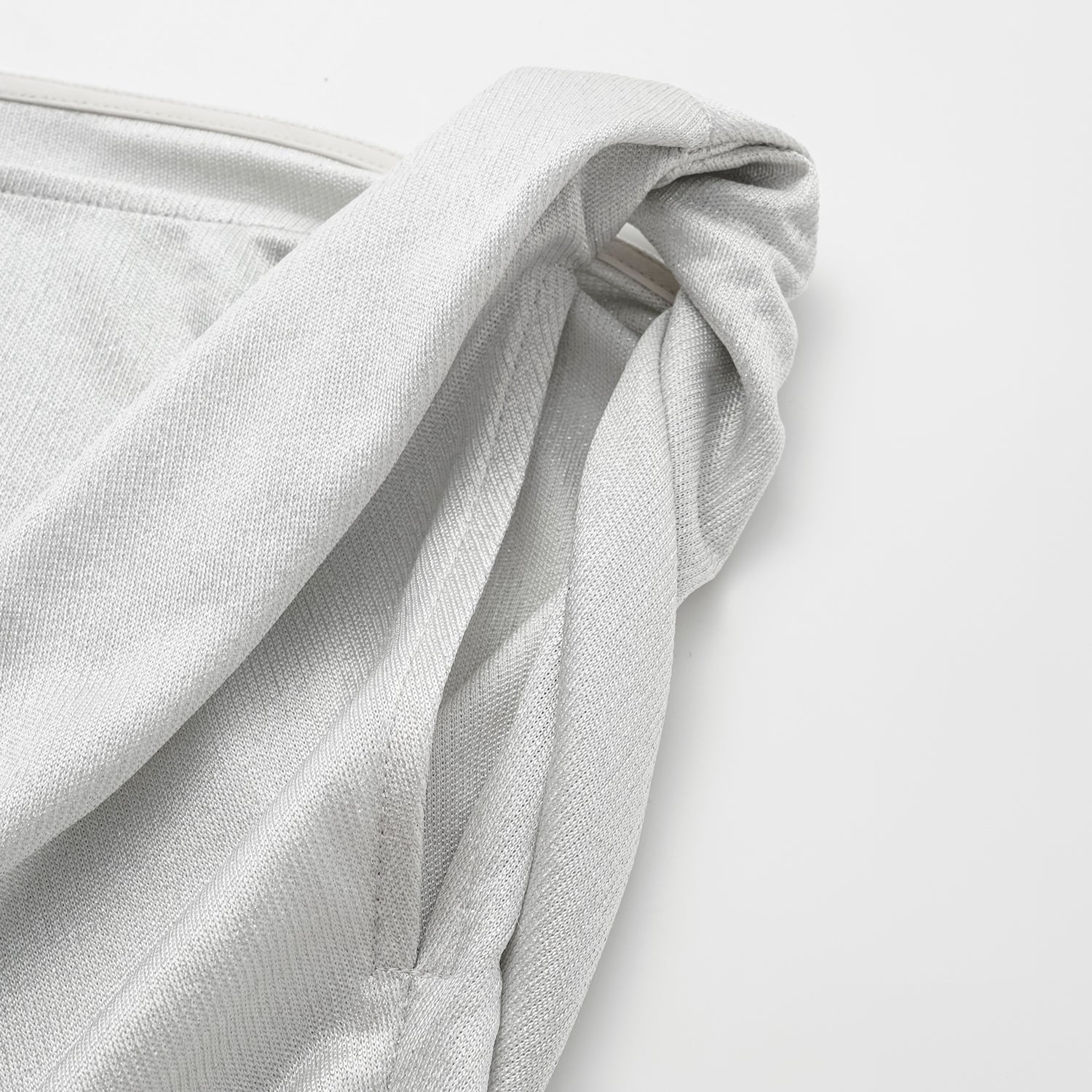 “Easy Go Chic” 醋酸針織面料特殊剪裁斜肩上衣 — 銀白