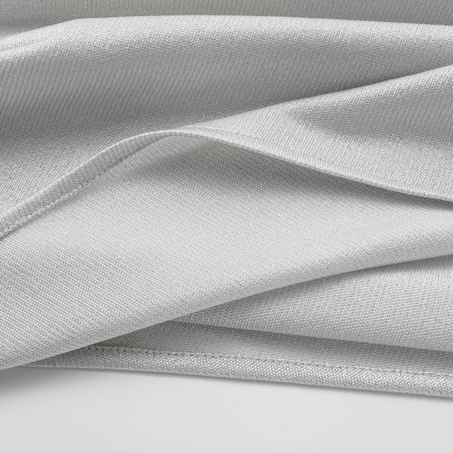 “Easy Go Chic” 醋酸針織面料特殊剪裁斜肩上衣 — 銀白