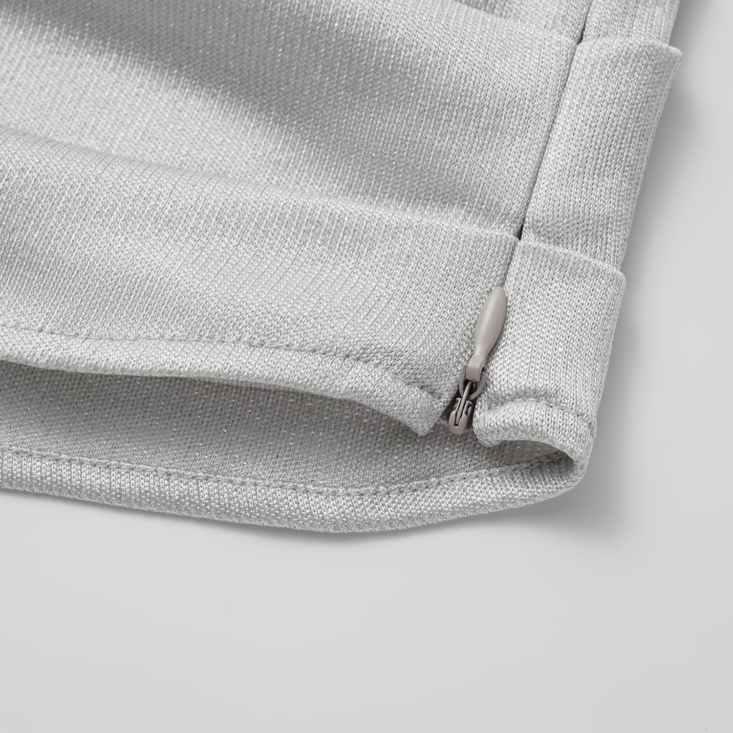 “Easy Go Chic” 醋酸針織面料特殊剪裁斜肩上衣 — 銀白