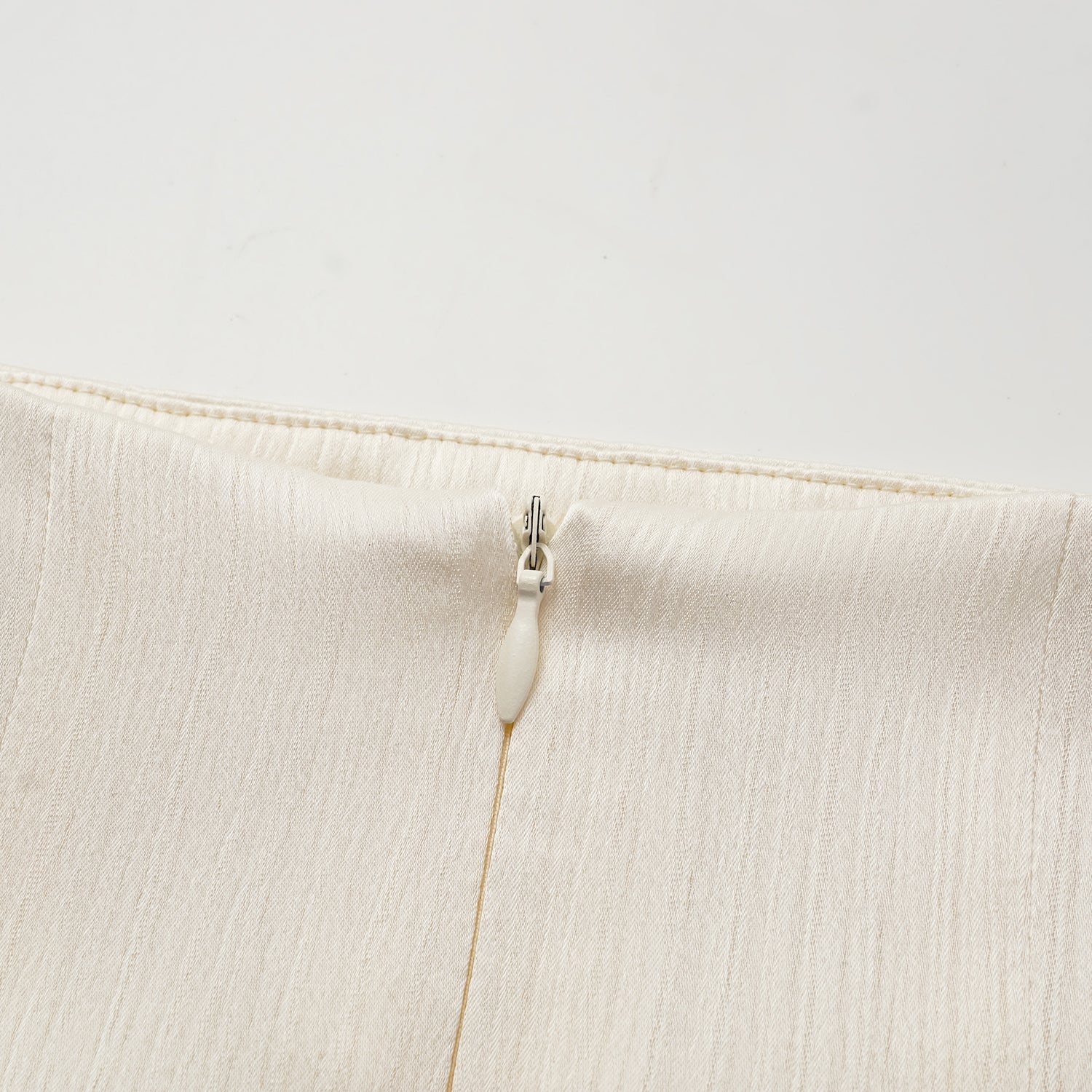 “Easy Go Chic” 韓國壓褶工藝面料鉛筆裙—原白