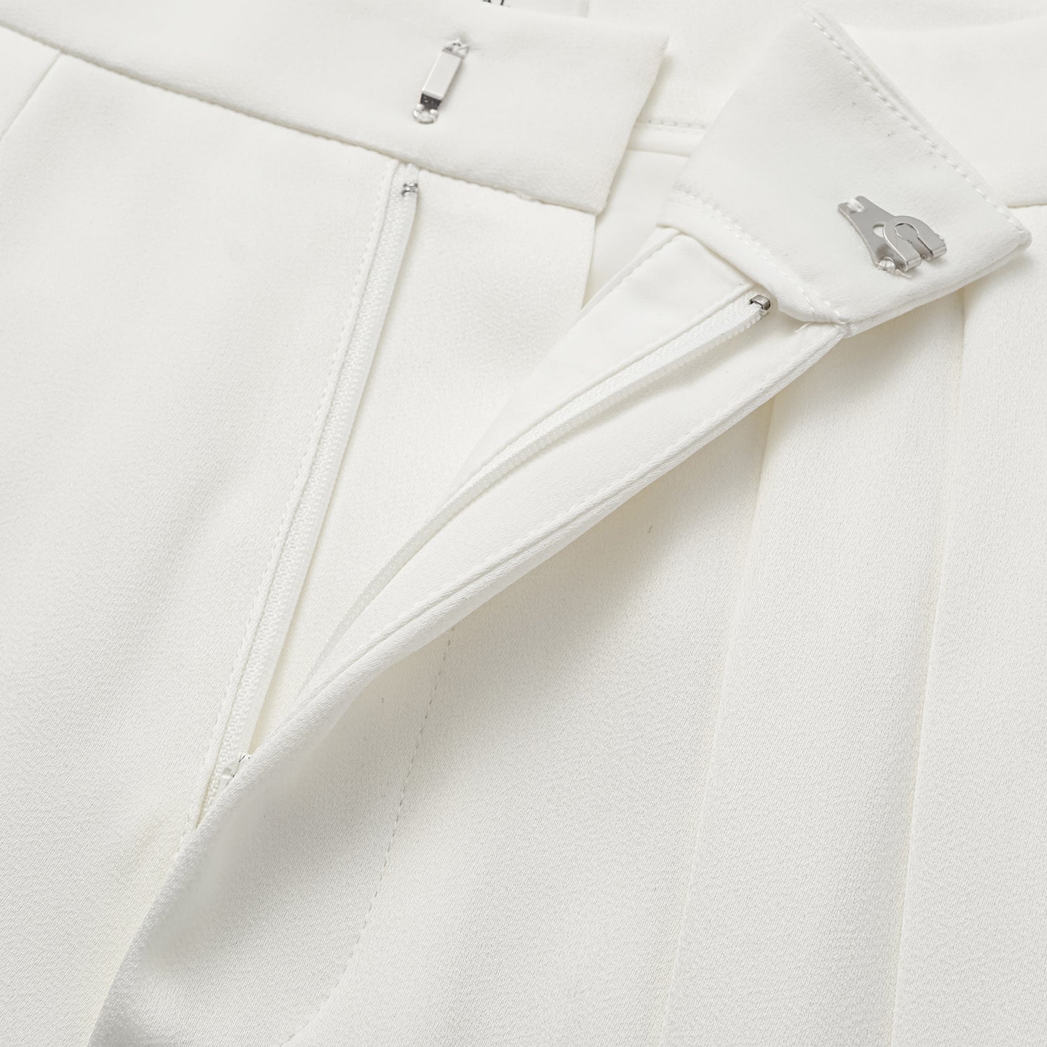 “Autumn Diary ” 珍珠醋酸緞特殊剪裁闊腿長褲 — 白色