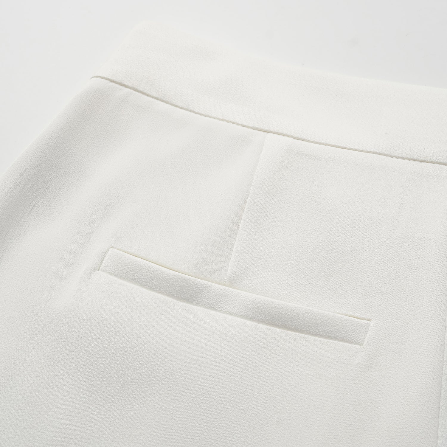 “Autumn Diary ” 珍珠醋酸緞特殊剪裁闊腿長褲 — 白色