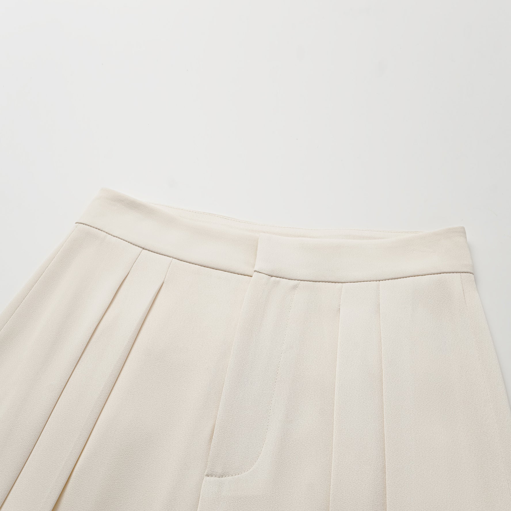 “Autumn Diary ” 珍珠醋酸緞特殊剪裁闊腿長褲 — 米色