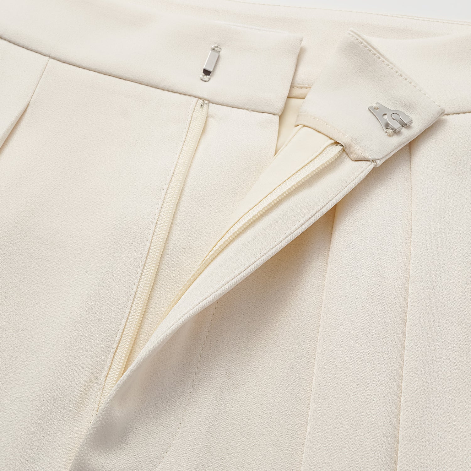 “Autumn Diary ” 珍珠醋酸緞特殊剪裁闊腿長褲 — 米色