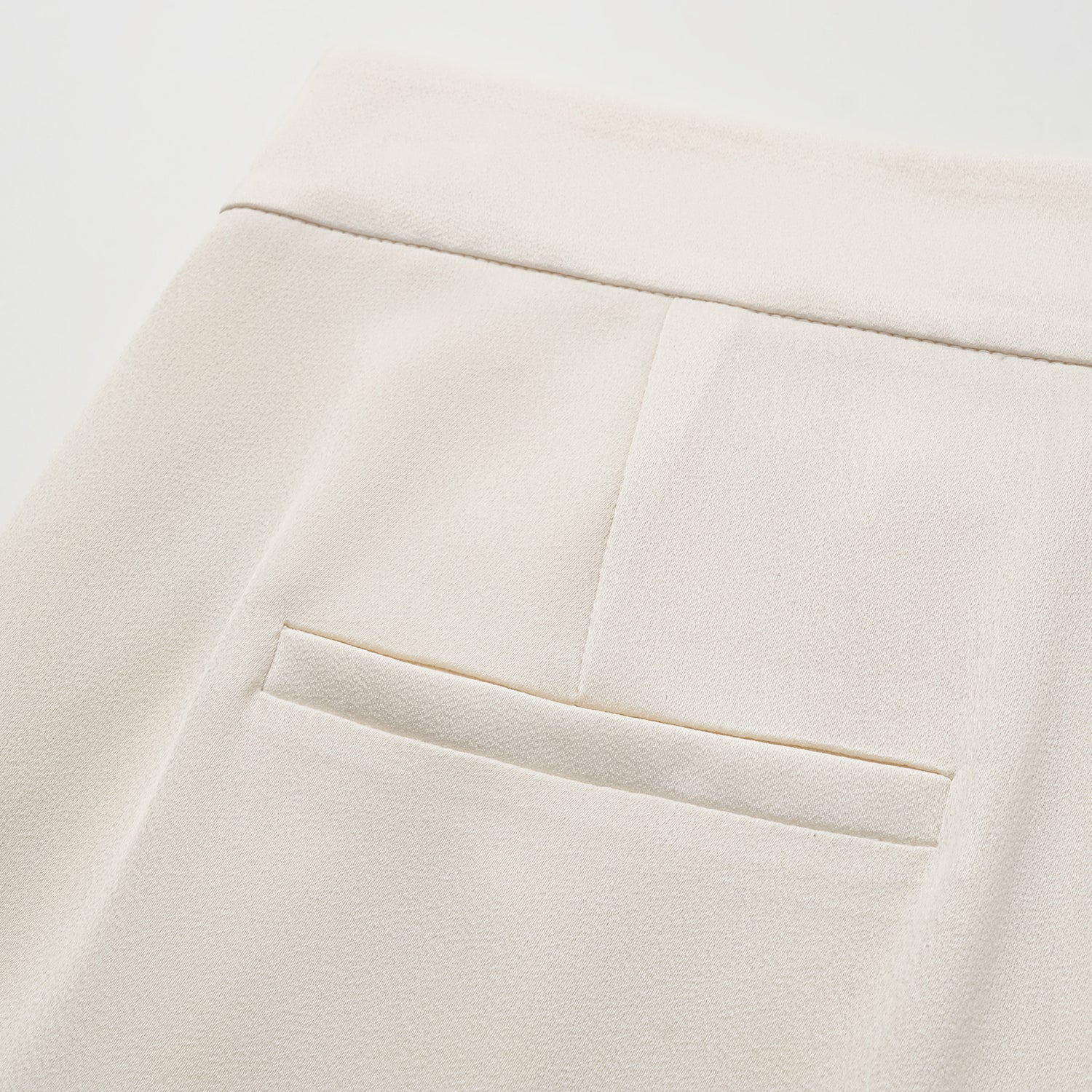 “Autumn Diary ” 珍珠醋酸緞特殊剪裁闊腿長褲 — 米色