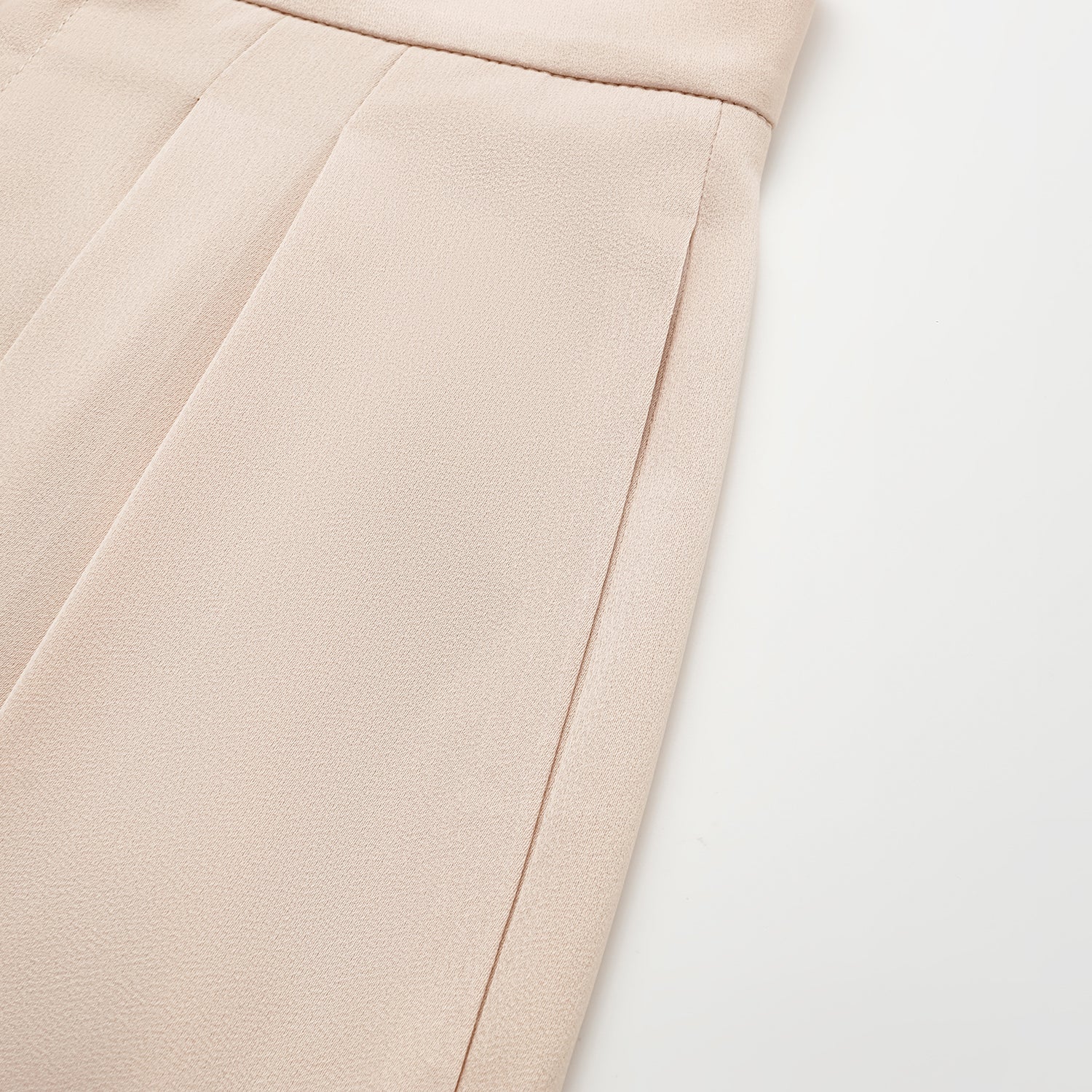 “Autumn Diary ” 珍珠醋酸緞特殊剪裁闊腿長褲 — 裸色