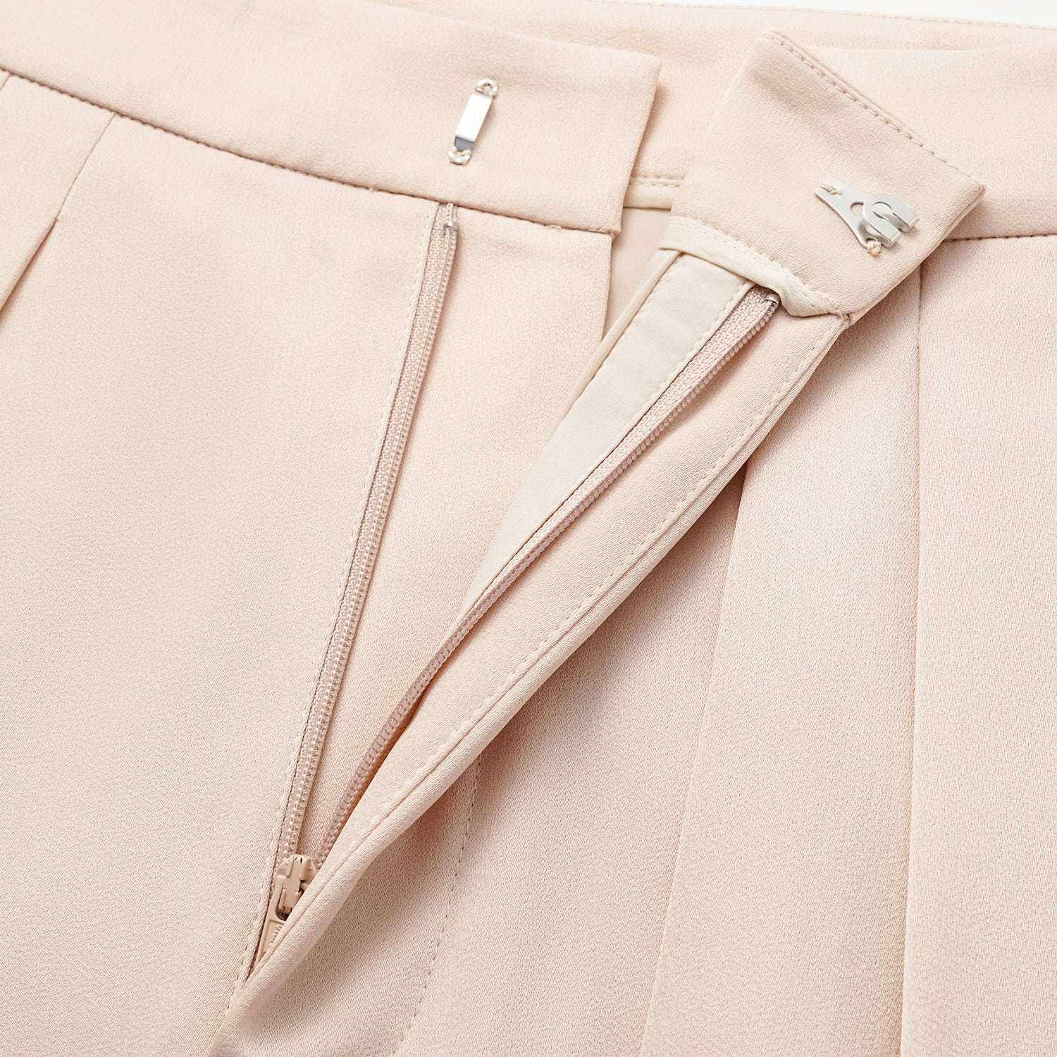 “Autumn Diary ” 珍珠醋酸緞特殊剪裁闊腿長褲 — 裸色