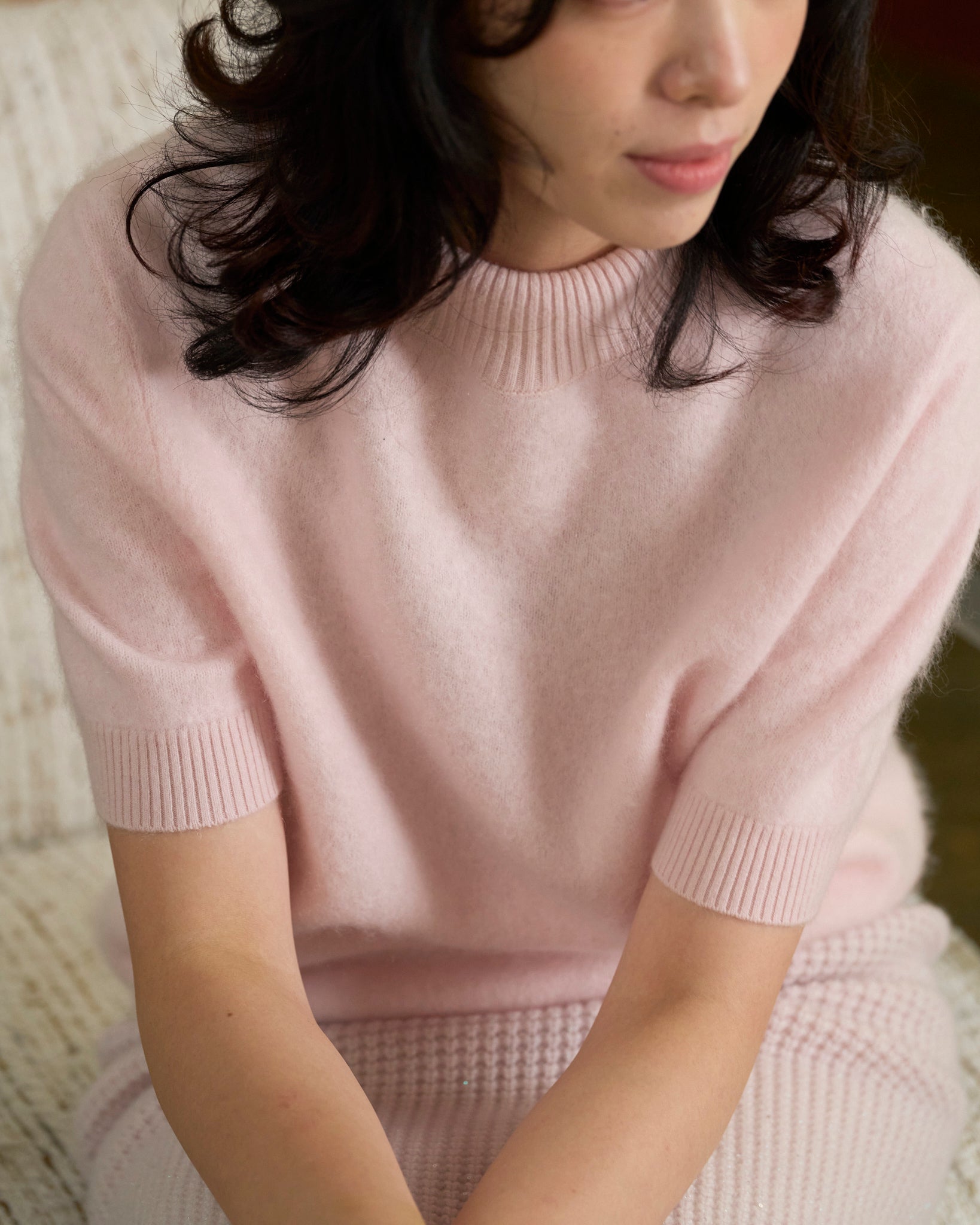 “一襲柔光 A Soft Halo • 棉花蜜粉 Cotton Blush” 100% Cashmere 極細絨柔梳纖工藝立領五分袖上衣