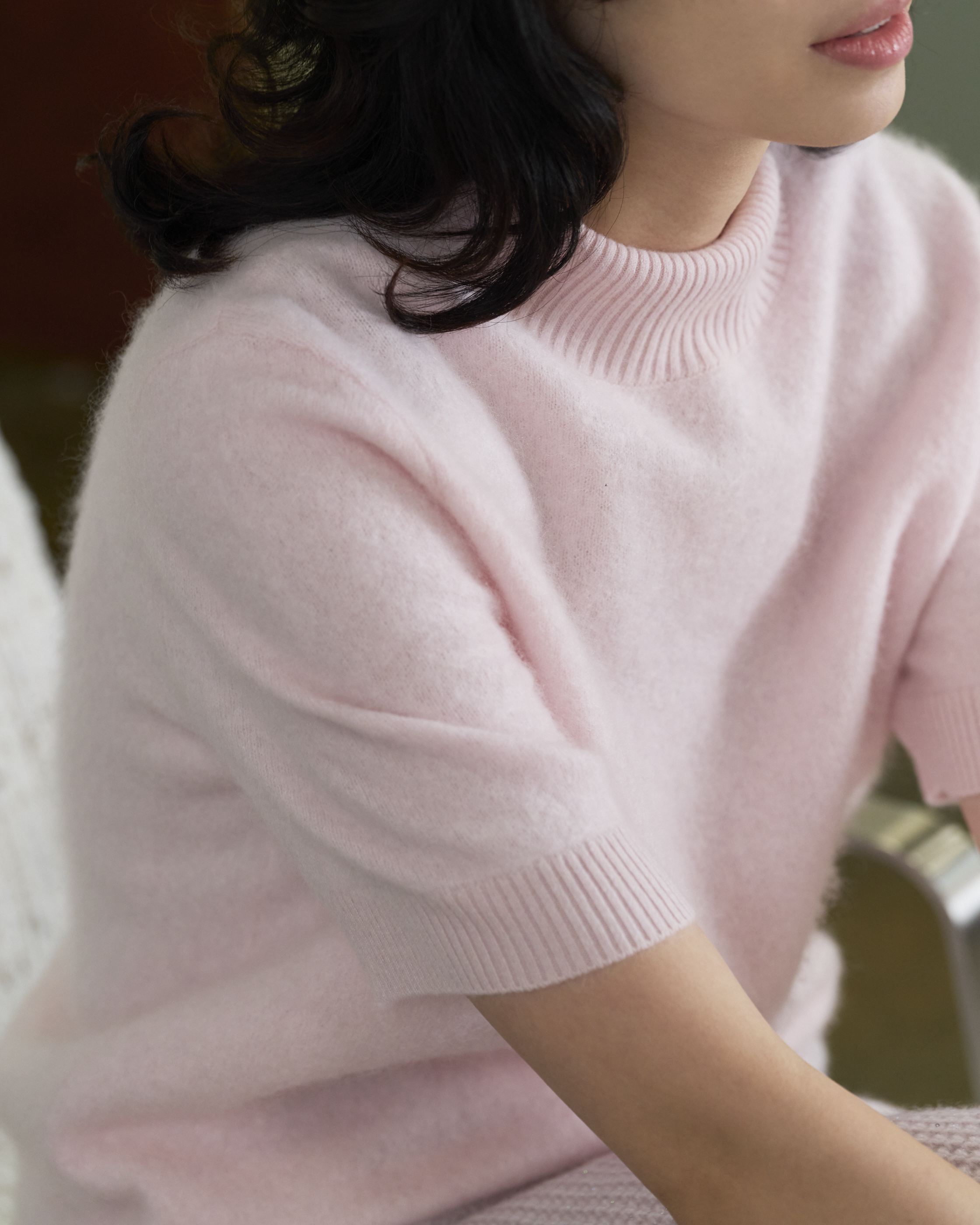 “一襲柔光 A Soft Halo • 棉花蜜粉 Cotton Blush” 100% Cashmere 極細絨柔梳纖工藝立領五分袖上衣