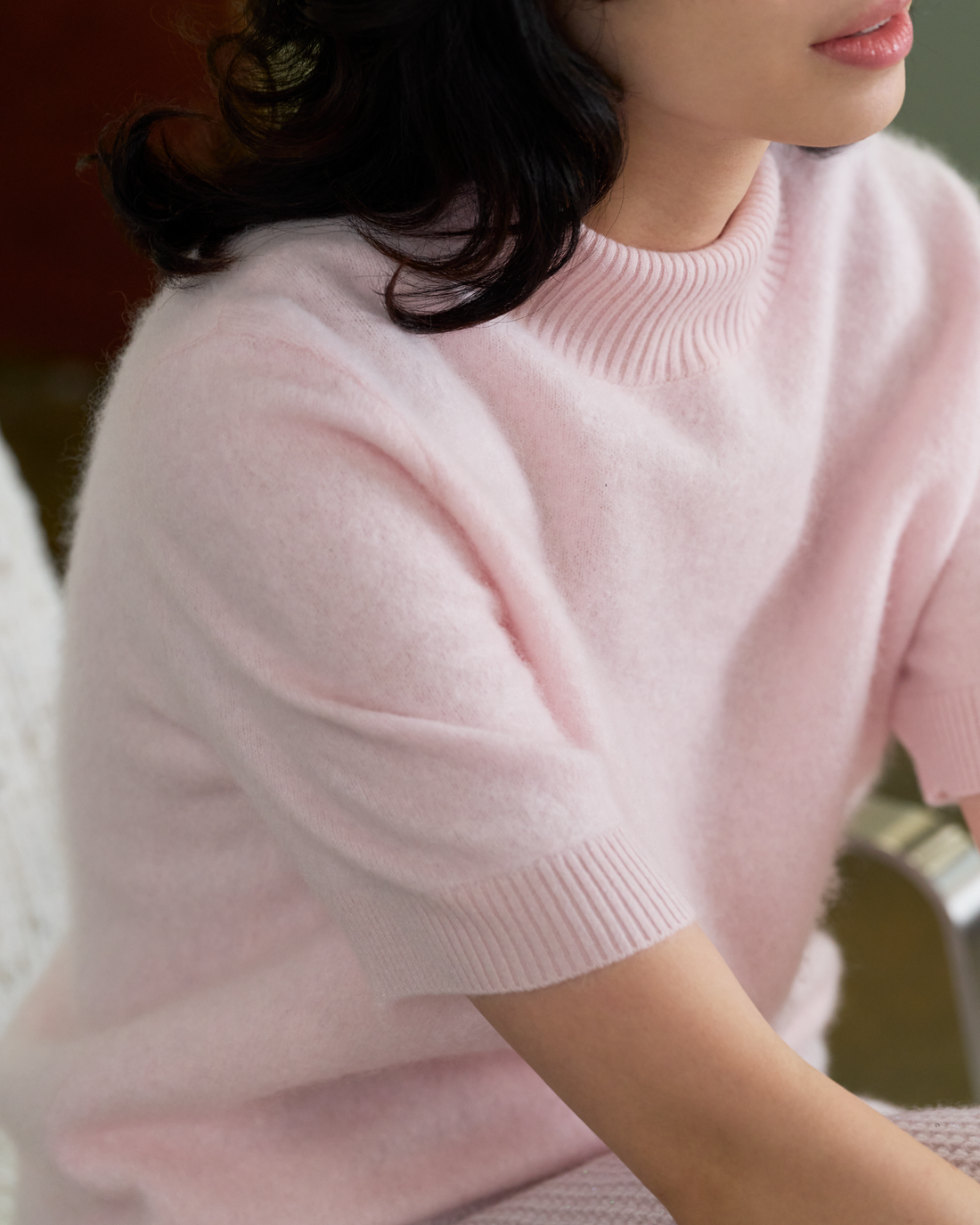 “一襲柔光 A Soft Halo • 棉花蜜粉 Cotton Blush” 100% Cashmere 極細絨柔梳纖工藝立領五分袖上衣