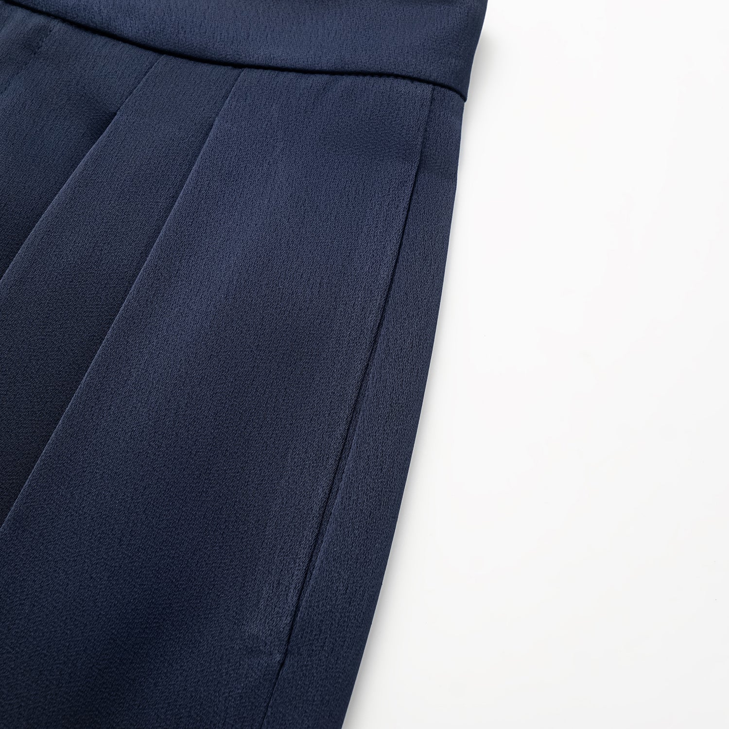 “Autumn Diary ” 珍珠醋酸緞特殊剪裁闊腿長褲 — 深藍色