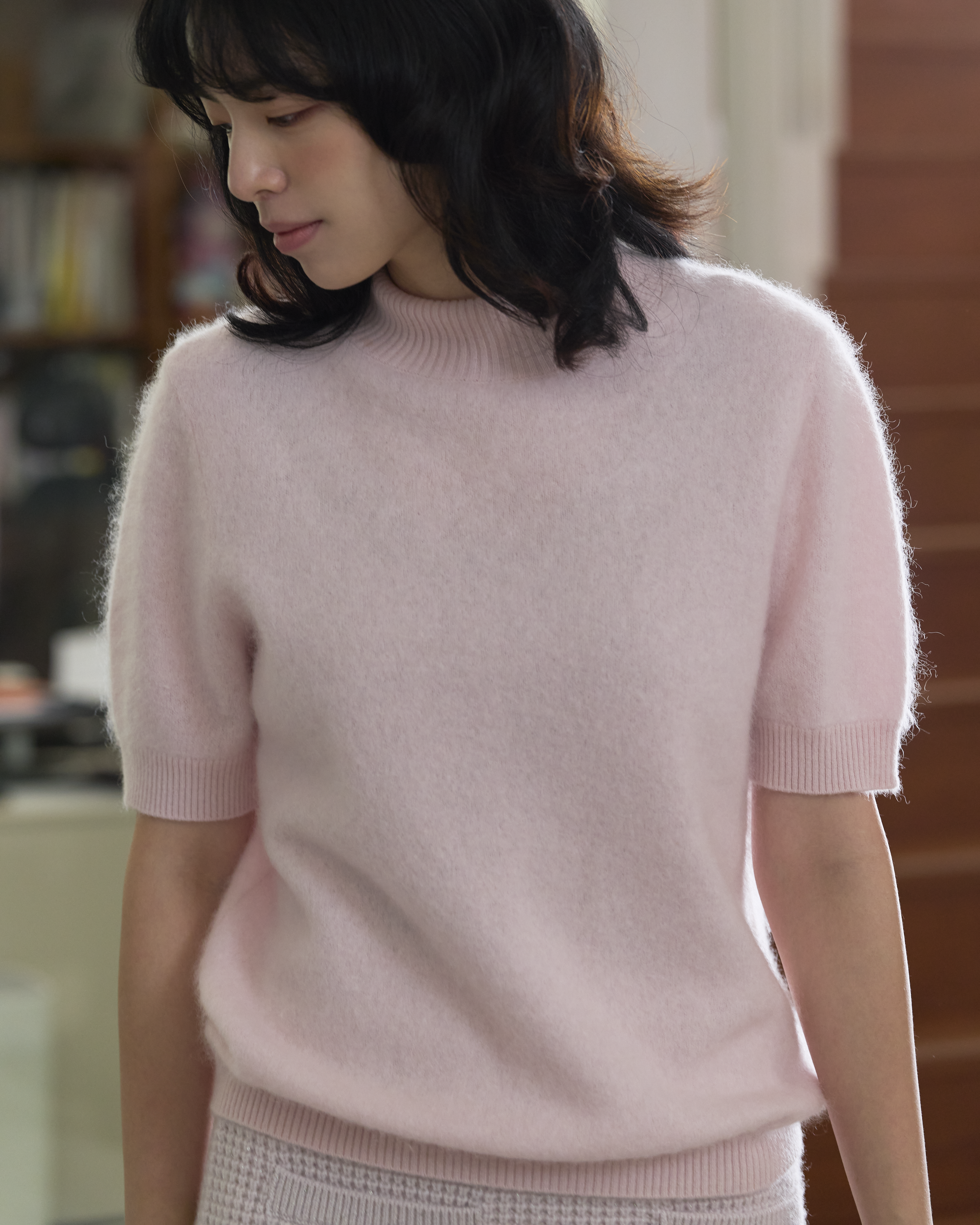 “一襲柔光 A Soft Halo • 棉花蜜粉 Cotton Blush” 100% Cashmere 極細絨柔梳纖工藝立領五分袖上衣
