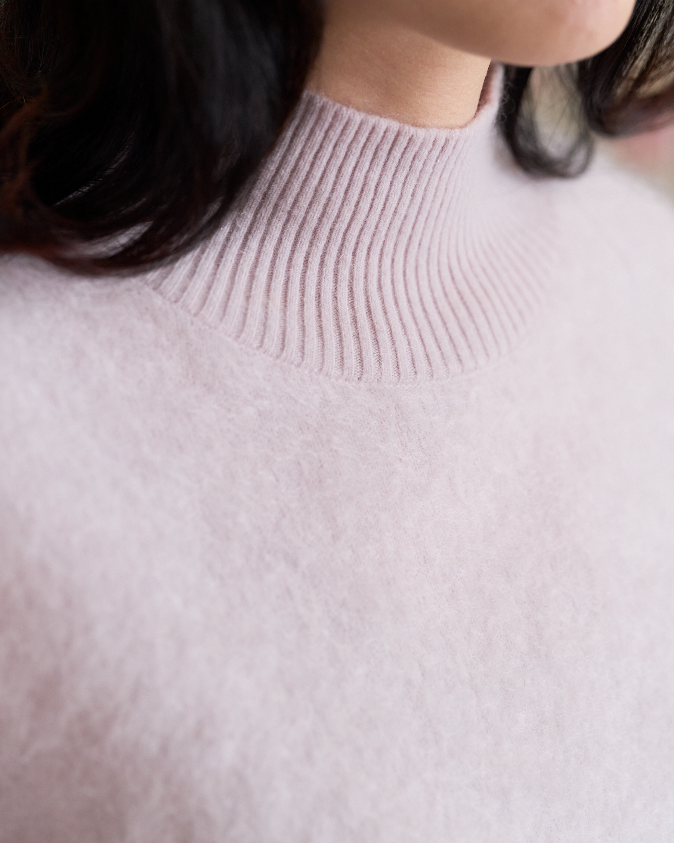 “一襲柔光 A Soft Halo • 柔霧薰紫 Soft Lavender” 100% Cashmere 極細絨柔梳纖工藝立領五分袖上衣