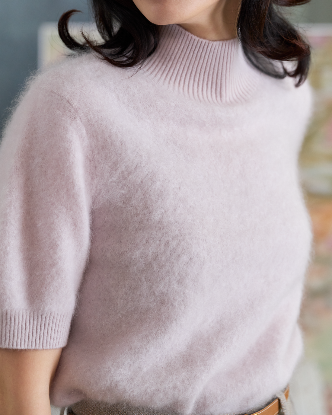 “一襲柔光 A Soft Halo • 柔霧薰紫 Soft Lavender” 100% Cashmere 極細絨柔梳纖工藝立領五分袖上衣