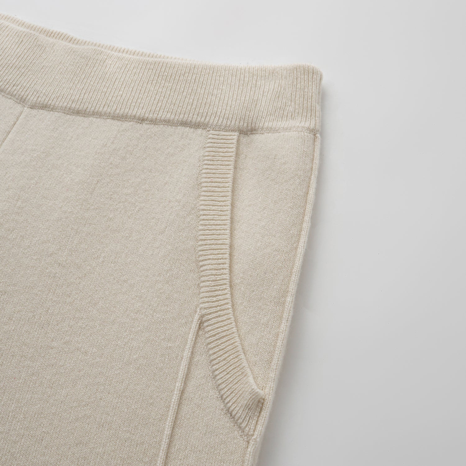 “Winter Diary” 100% Cashmere極細絨柔針織長褲—Softcloud Kiss棉雲之吻