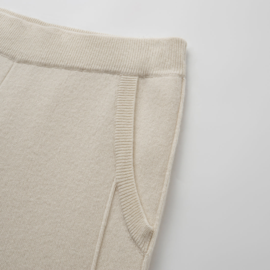 “Winter Diary” 100% Cashmere極細絨柔針織長褲—Softcloud Kiss棉雲之吻