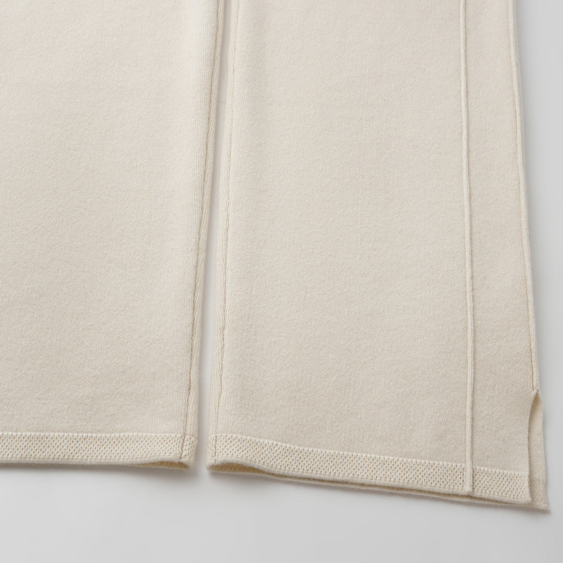 “Winter Diary” 100% Cashmere極細絨柔針織長褲—Softcloud Kiss棉雲之吻