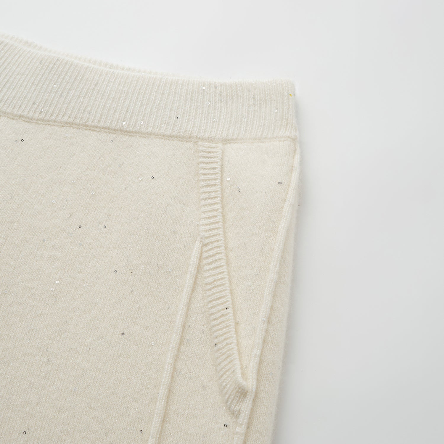 “Winter Diary” 100%Cashmere浮雕緞繡星點長版針織長褲—Sandal Light檀香白茶