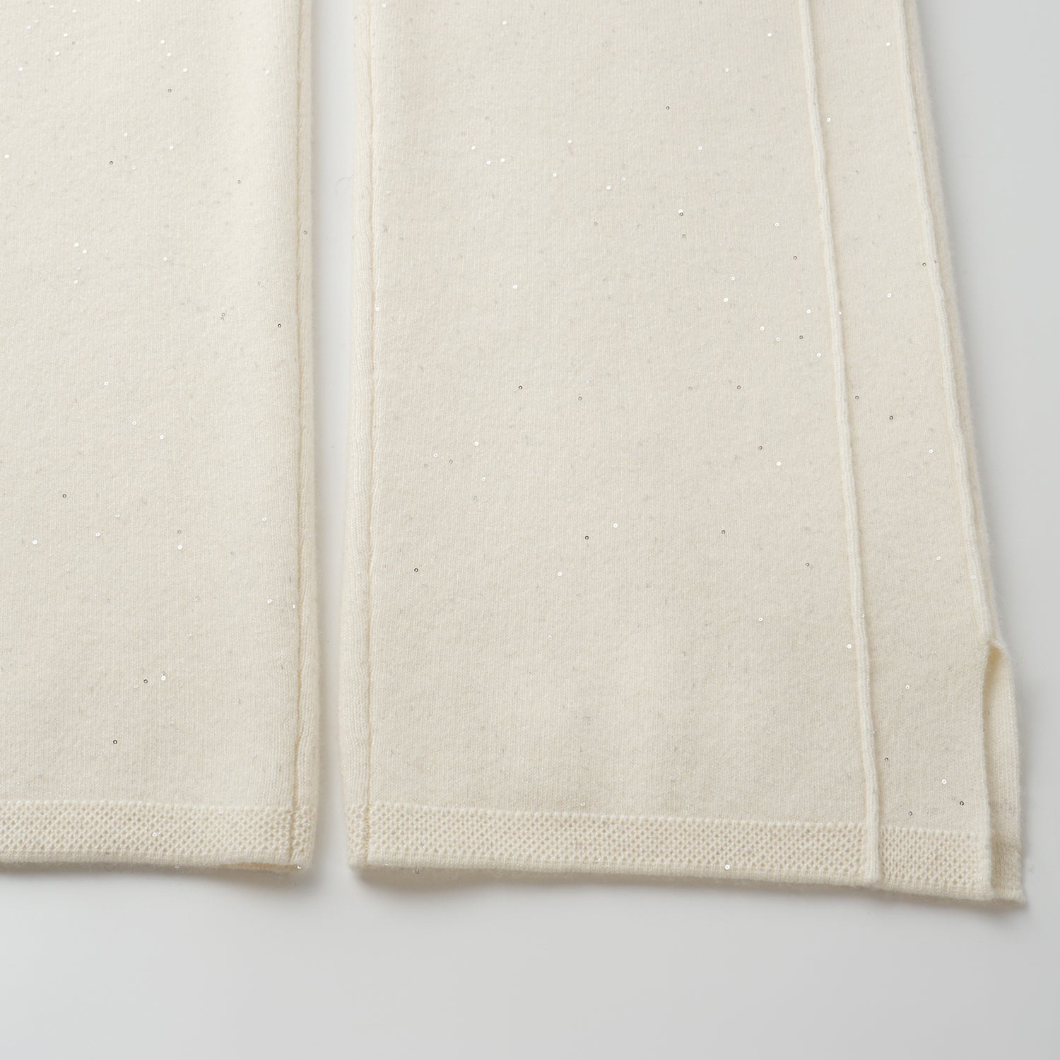 “Winter Diary” 100%Cashmere浮雕緞繡星點長版針織長褲—Sandal Light檀香白茶