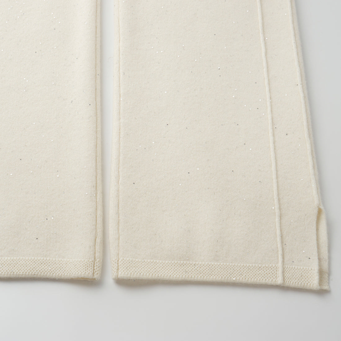 “Winter Diary” 100%Cashmere浮雕緞繡星點長版針織長褲—Sandal Light檀香白茶