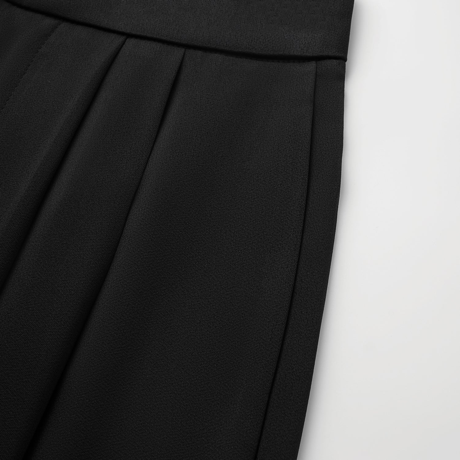 “Autumn Diary ” 珍珠醋酸緞特殊剪裁闊腿長褲 — 黑色