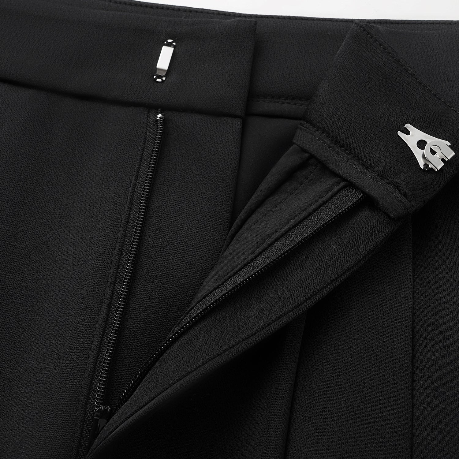 “Autumn Diary ” 珍珠醋酸緞特殊剪裁闊腿長褲 — 黑色