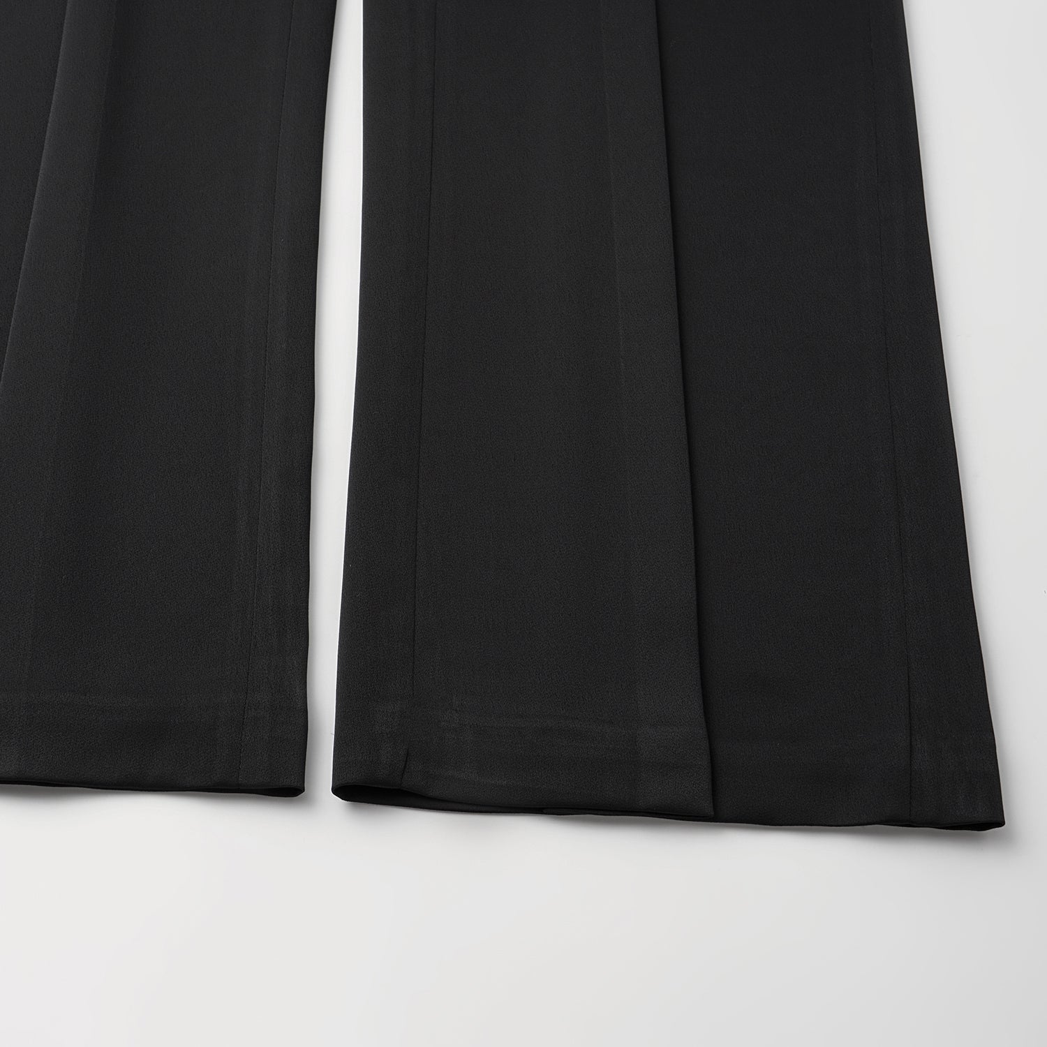 “Autumn Diary ” 珍珠醋酸緞特殊剪裁闊腿長褲 — 黑色