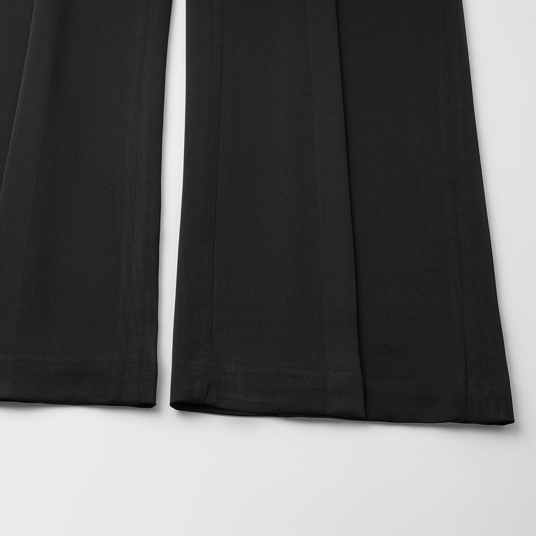 “Autumn Diary ” 珍珠醋酸緞特殊剪裁闊腿長褲 — 黑色