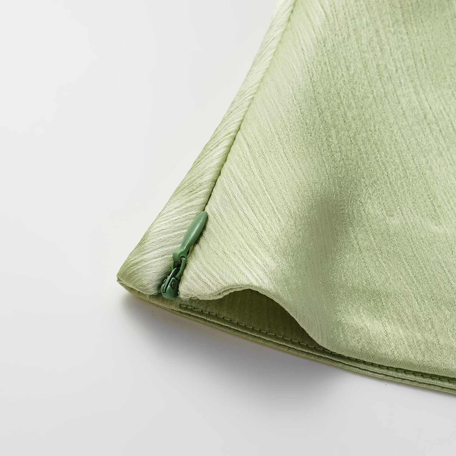 “Easy Go Chic” 韓國壓褶工藝面料斜肩上衣—氣泡綠