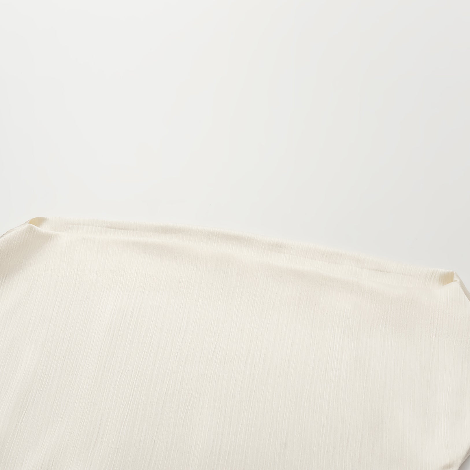 “Easy Go Chic” 韓國壓褶工藝面料斜肩上衣—原白