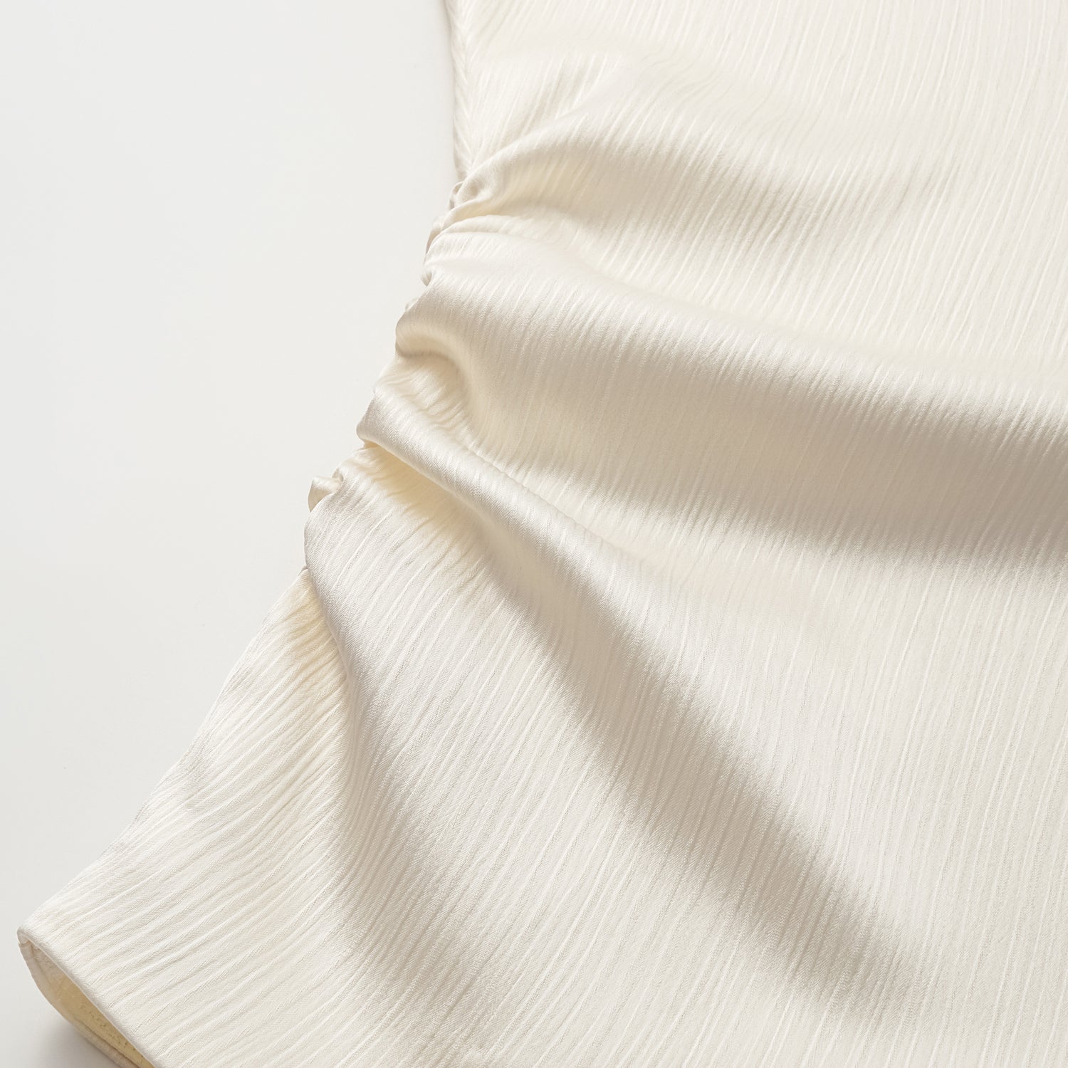 “Easy Go Chic” 韓國壓褶工藝面料斜肩上衣—原白