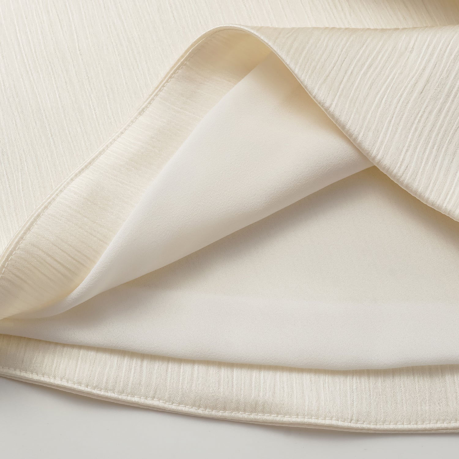 “Easy Go Chic” 韓國壓褶工藝面料斜肩上衣—原白