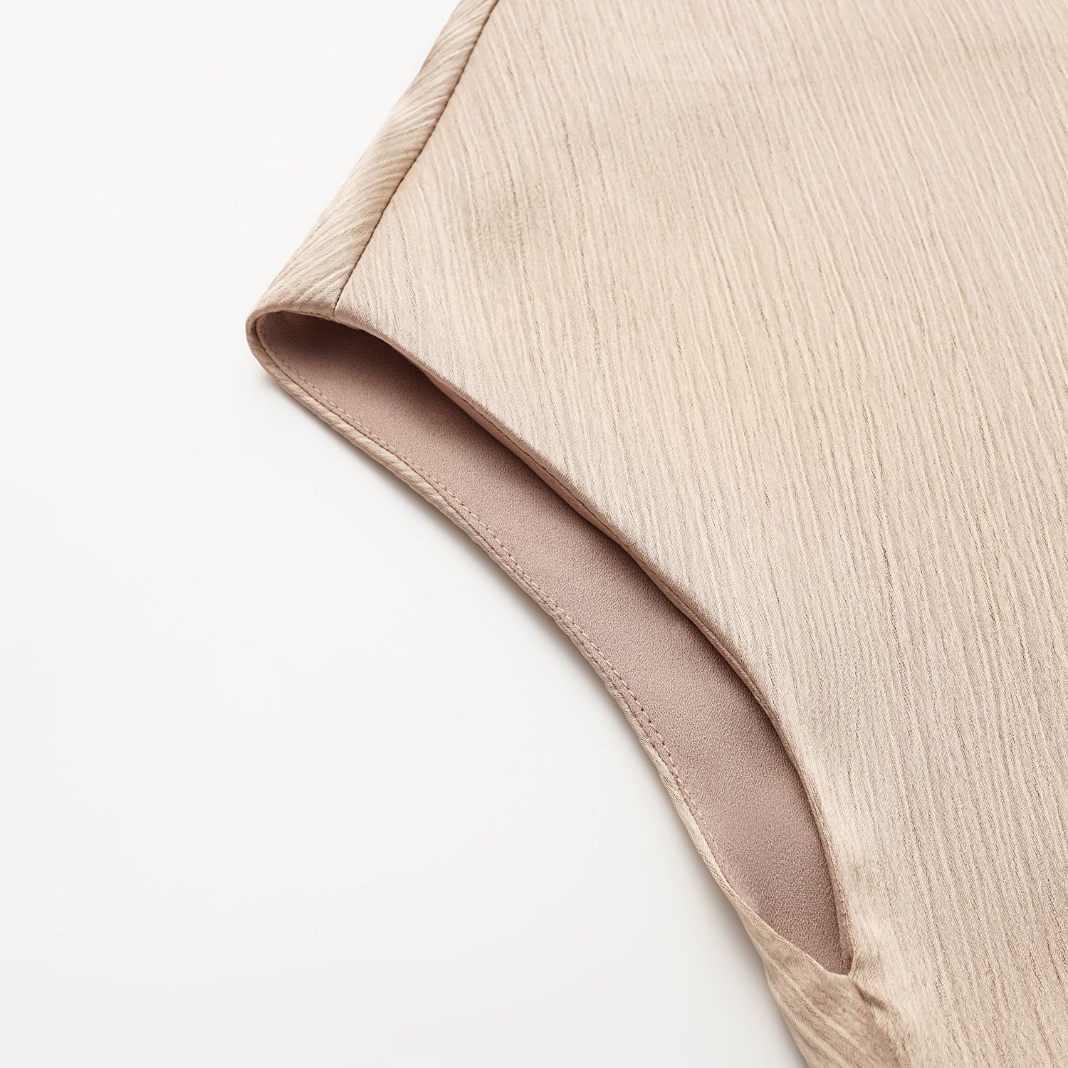 “Easy Go Chic” 韓國壓褶工藝面料斜肩上衣—裸金