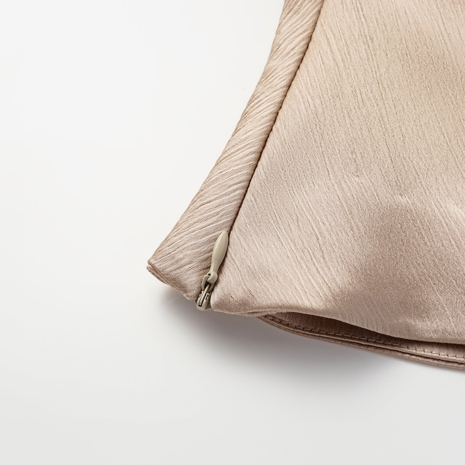 “Easy Go Chic” 韓國壓褶工藝面料斜肩上衣—裸金