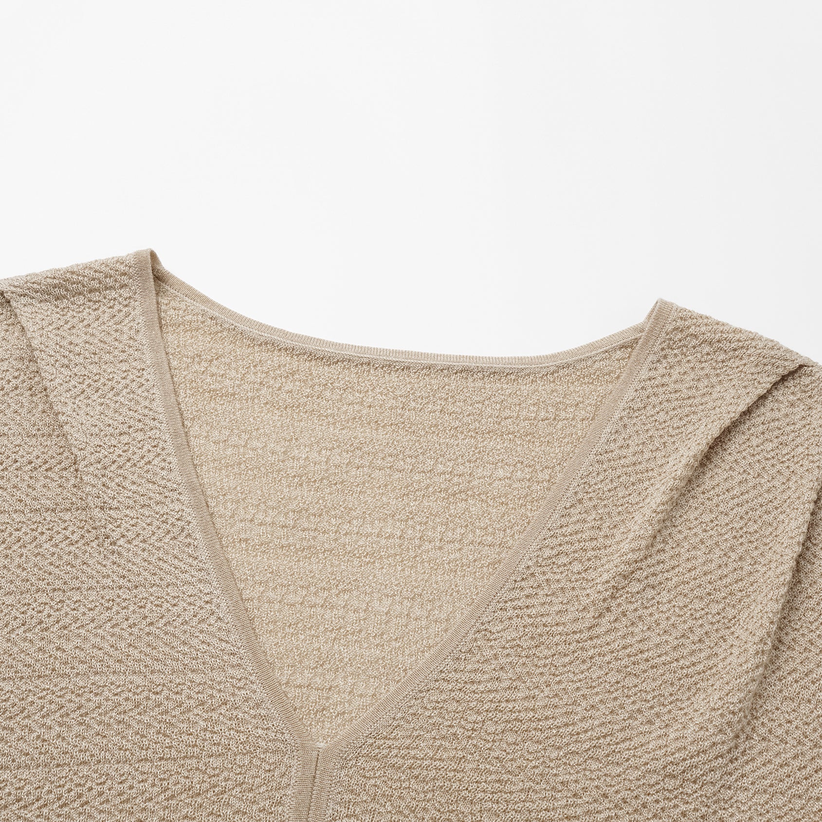 "Hug to Sleep." 雲感絲柔輕織居家上衣—夢落