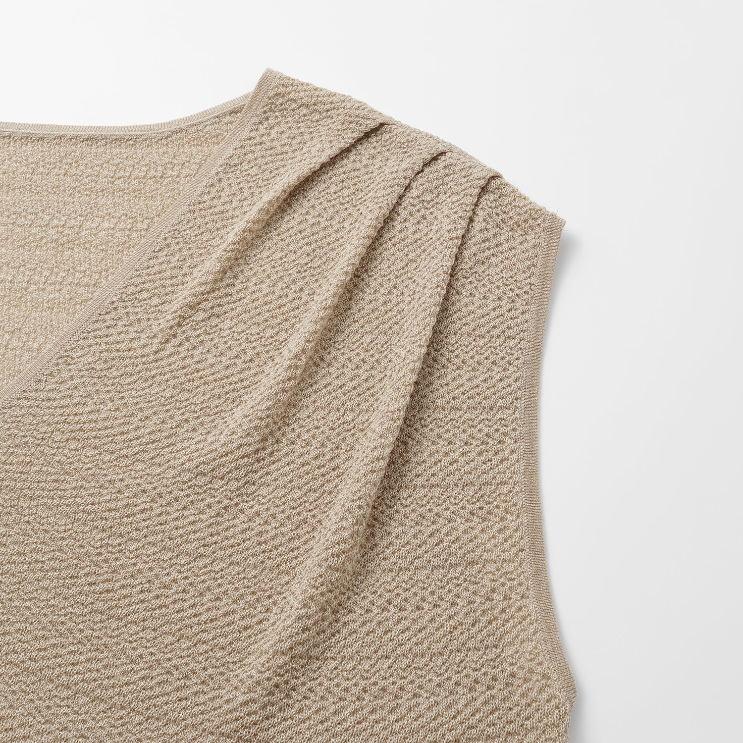 "Hug to Sleep." 雲感絲柔輕織居家上衣—夢落